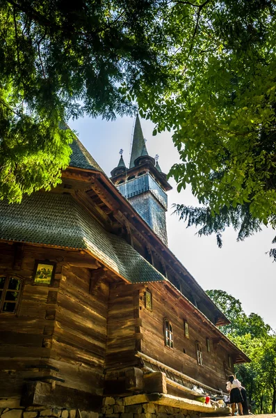 Chiesa tradizionale in legno nella zona di Maramures, Romania — Foto Stock