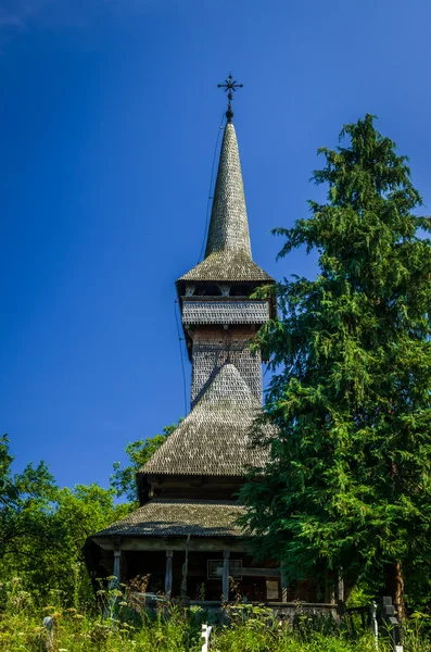Iglesia tradicional de madera en la zona de Maramures, Rumania — Foto de Stock