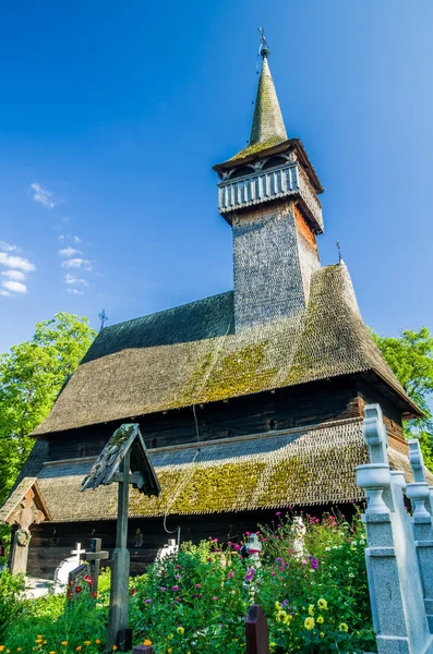 Igreja tradicional de madeira na área de Maramures, Roménia — Fotografia de Stock