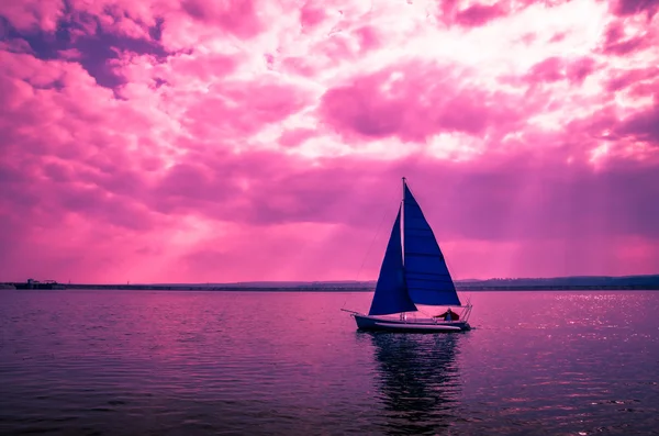Jacht w zachodzącym słońcu. — Zdjęcie stockowe
