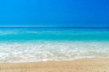 Plaj, sadece kum ve kristal berraklığında su. Agios Ioannis Köyü Lefkada Adası, Yunanistan çevre Milos beach