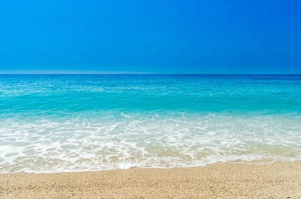 Playa, solo arena y agua cristalina. Playa de Milos cerca del pueblo de Agios Nikitas en la isla Lefkada, Grecia — Foto de Stock