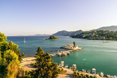 Mouse Adası ve Vlacherna Manastırı Vigla yarımadanın üzerinde 