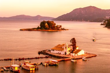 Mouse Adası ve Vlacherna Manastırı Vigla yarımadanın üzerinde 