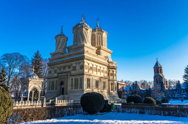 Монастырь Куртеа де Арж зимой, Румыния — стоковое фото