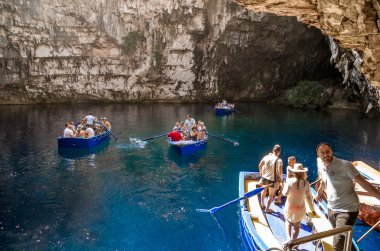 Melisani Gölü Melissani mağaranın içine