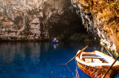 Melisani Gölü Melissani mağaranın içine