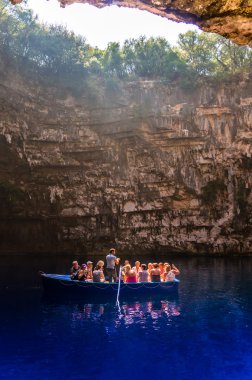 Melisani Gölü Melissani mağaranın içine