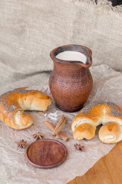 Süt sürahi ve çiçek börek