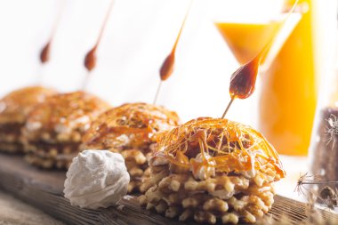 Tatlı karamel dekorasyonu ile