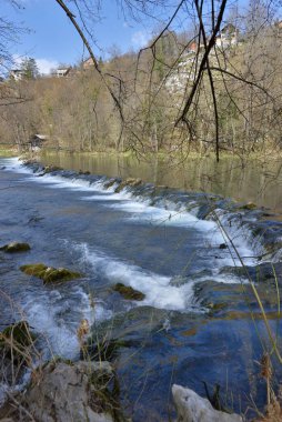 ROATIA 'DA VELJUN' daki Korana Nehri 'ne Şelale