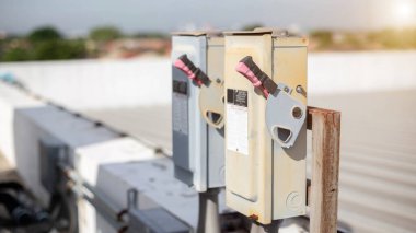 Arka plandaki elektrik güvenlik anahtarı kutusu. Ana elektrik anahtarı kontrolü..