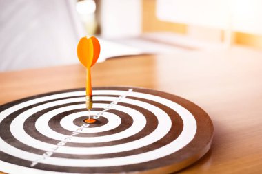 Dart bir fırsat ve Dartboard hedef ve hedef. Yani her ikisi de iş pazarında bir meydan okuma..