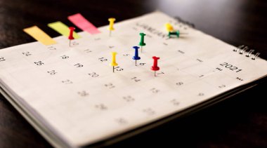 Planlama konusunda kahverengi masanın üzerindeki takvimi kapat.