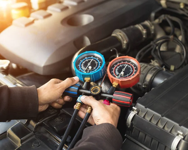 Araç havalandırma kontrol servisi, sızıntı tespit, soğutucuyu doldur. Uzman teknisyenler tarafından arabada soğutma aleti ve sayaç..