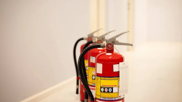 Den Röda Brandsläckaren Klar Att Användas Händelse Brandnödsituation Inomhus — Stockfoto
