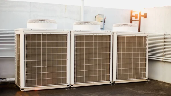 Açık hava ünitesi kompresörü binanın dışına kuruluyor..