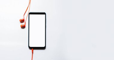 Yeşil arkaplan üzerindeki akıllı telefon üst görünüm model ekran.