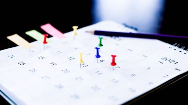 Planlama konusunda kahverengi masanın üzerindeki takvimi kapat.