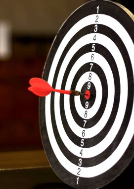 Dart bir fırsat ve Dartboard hedef ve hedef. Yani her ikisi de iş pazarında bir meydan okuma..