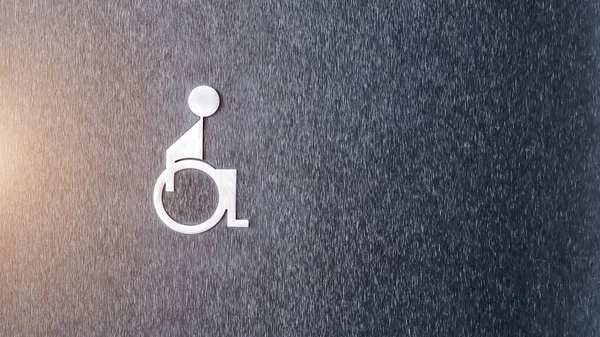 黑墙上的残疾人厕所的标志 — 图库照片