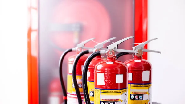 Extintor Rojo Está Listo Para Uso Caso Una Emergencia Incendio — Foto de Stock