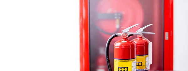 Kırmızı Yangın Söndürücü Acil Bir Yangın Durumunda Kullanılmak Üzere Hazır — Stok fotoğraf