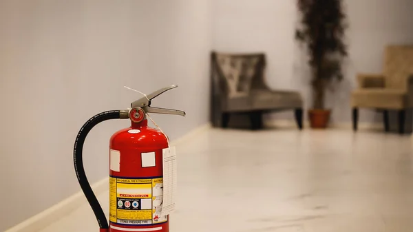 Alat Pemadam Api Merah Siap Digunakan Dalam Kasus Darurat Kebakaran — Stok Foto