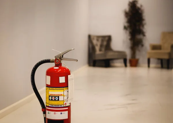 Kırmızı Yangın Söndürücü Acil Bir Yangın Durumunda Kullanılmak Üzere Hazır — Stok fotoğraf