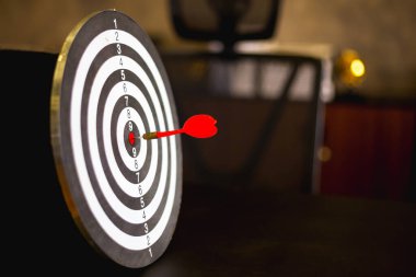 Dart bir fırsat ve Dartboard hedef ve hedef. Yani her ikisi de iş pazarında bir meydan okuma..