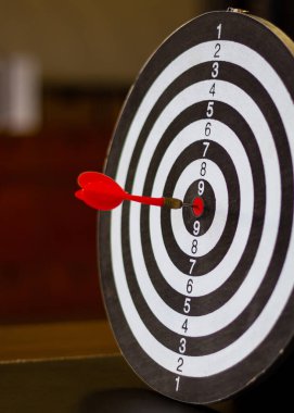 Dart bir fırsat ve Dartboard hedef ve hedef. Yani her ikisi de iş pazarında bir meydan okuma..