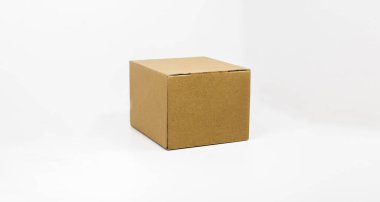 Beyaz arkaplana yerleştirilmiş kahverengi bir karton kutu.