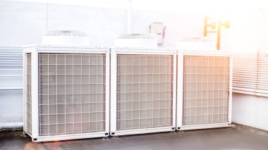 Açık hava ünitesi kompresörü binanın dışına kuruluyor..