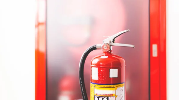 Vörös Tűzoltó Készülék Használatra Kész Beltéri Tűzveszély Esetén — Stock Fotó