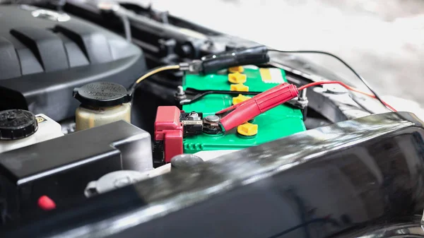 Close Charging Car Battery Electricity Jumper Cables — Stock Photo, Image