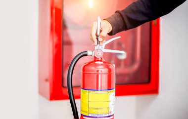 Mühendis Endüstriyel yangın kontrol sistemini, yangın alarmı kontrolörünü, yangın uyarıcısını, yangın söndürme sistemini kontrol ediyor. Yangın durumunda sistem hazır..