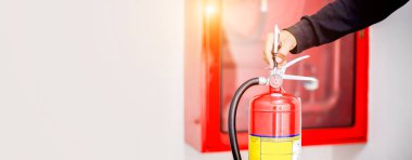 Mühendis Endüstriyel yangın kontrol sistemini, yangın alarmı kontrolörünü, yangın uyarıcısını, yangın söndürme sistemini kontrol ediyor. Yangın durumunda sistem hazır..