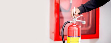 Mühendis Endüstriyel yangın kontrol sistemini, yangın alarmı kontrolörünü, yangın uyarıcısını, yangın söndürme sistemini kontrol ediyor. Yangın durumunda sistem hazır..