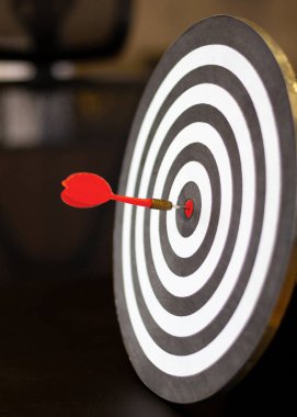 Dart tahtasının tam ortasına bir ok atıldı..