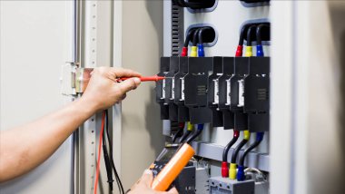 Elektrik mühendisi, kabine kontrolündeki voltaj ve elektrik hattının akımını ölçen bir testçi..