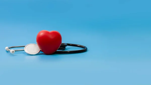 Stetoskop Badanie Serca Czerwone Niebieskim Tle Koncepcja Opieki Zdrowotnej — Zdjęcie stockowe