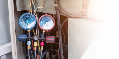 Eski ahşap masada sıcak kahve americano. Tabakta bir fincan kahve. Americano sade kahve. Ahşap arka planda kahve fincanı. Sıcak Kahve.