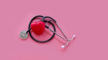 Pembe arka planda steteskop ve kırmızı kalpler, sağlık hizmeti kavramı.