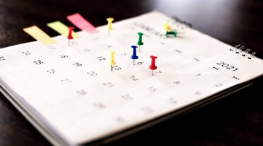 Planlama konusunda kahverengi masanın üzerindeki takvimi kapat.