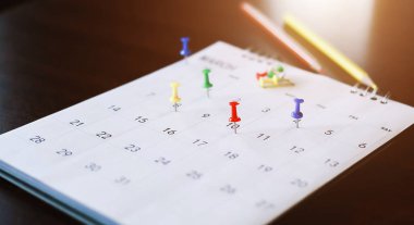 Planlama konusunda kahverengi masanın üzerindeki takvimi kapat.