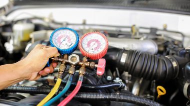 Araç havalandırma kontrol servisi, sızıntı tespit, soğutucuyu doldur. Uzman teknisyenler tarafından arabada soğutma aleti ve sayaç..