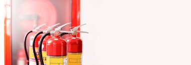 Kırmızı yangın söndürücü, acil bir yangın durumunda kullanılmak üzere hazır..