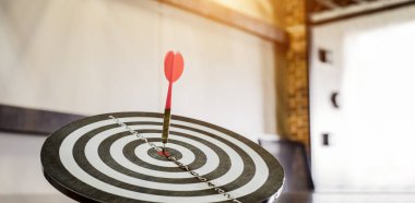 Dart tahtasının tam ortasına bir ok atıldı..