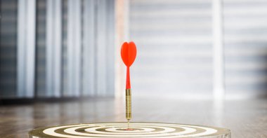 Dart tahtasının tam ortasına bir ok atıldı..