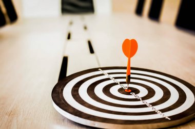 Dart bir fırsat ve Dartboard hedef ve hedef. Yani her ikisi de iş pazarında bir meydan okuma..